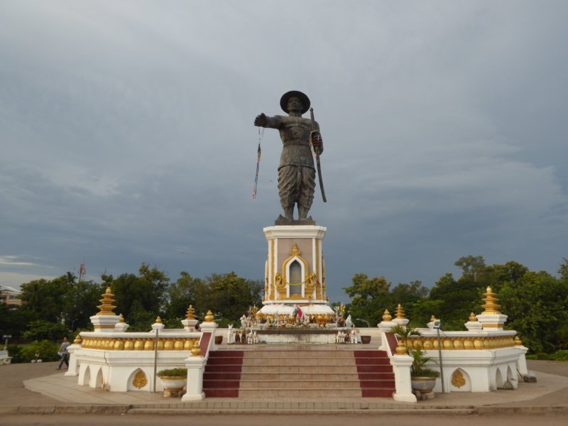 chaoanouvongstatue.jpg