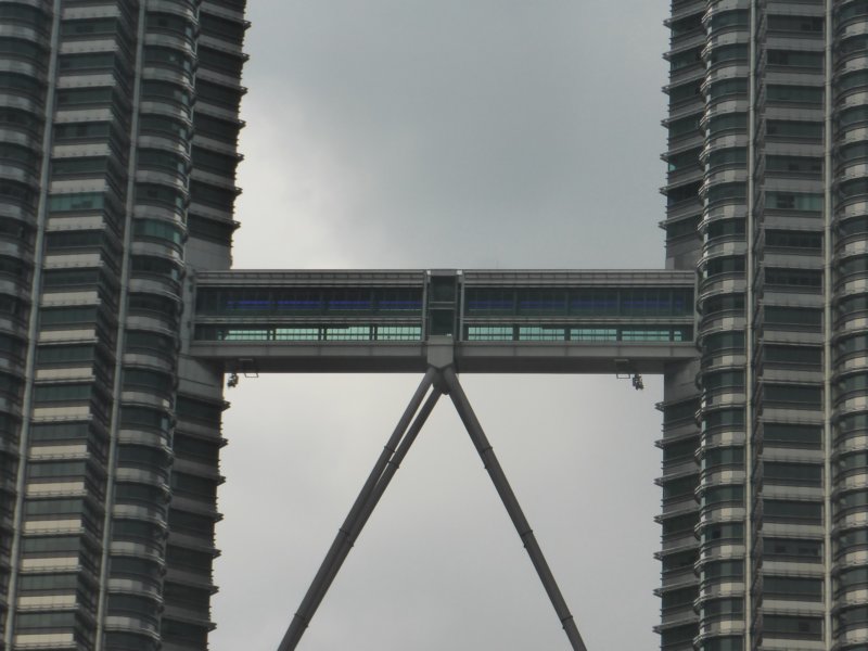 bridgebetweenthepetronastowers.jpg