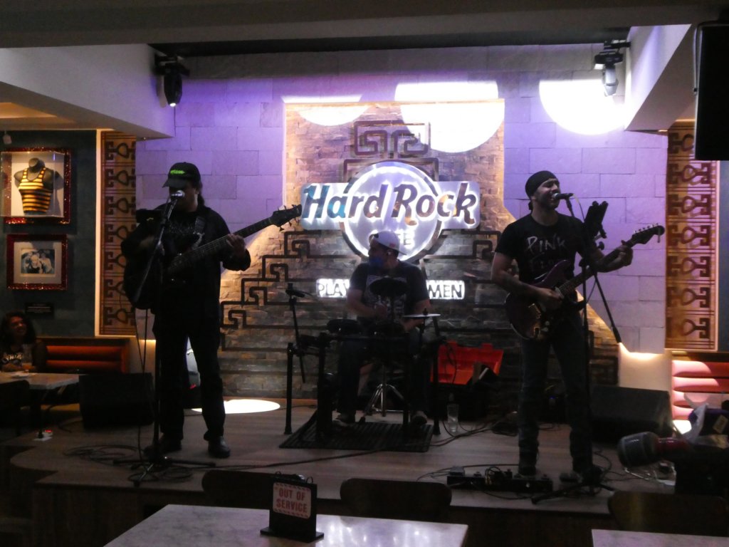 hardrockcafeplayadelcarmen4.jpg