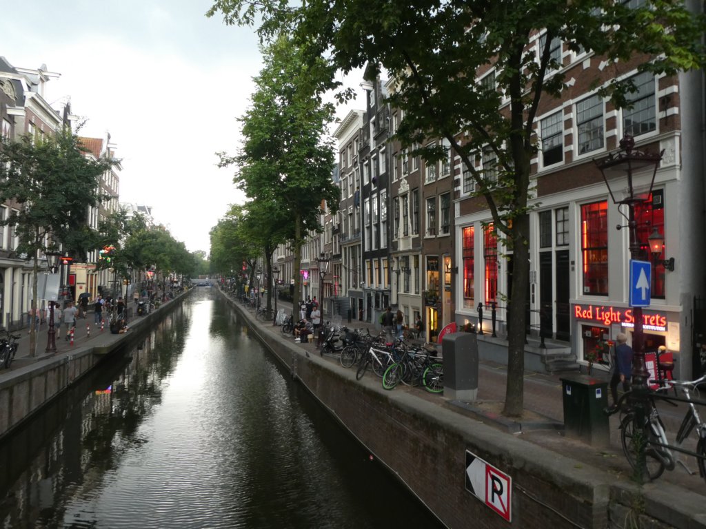 amsterdamredlightdistrict.jpg