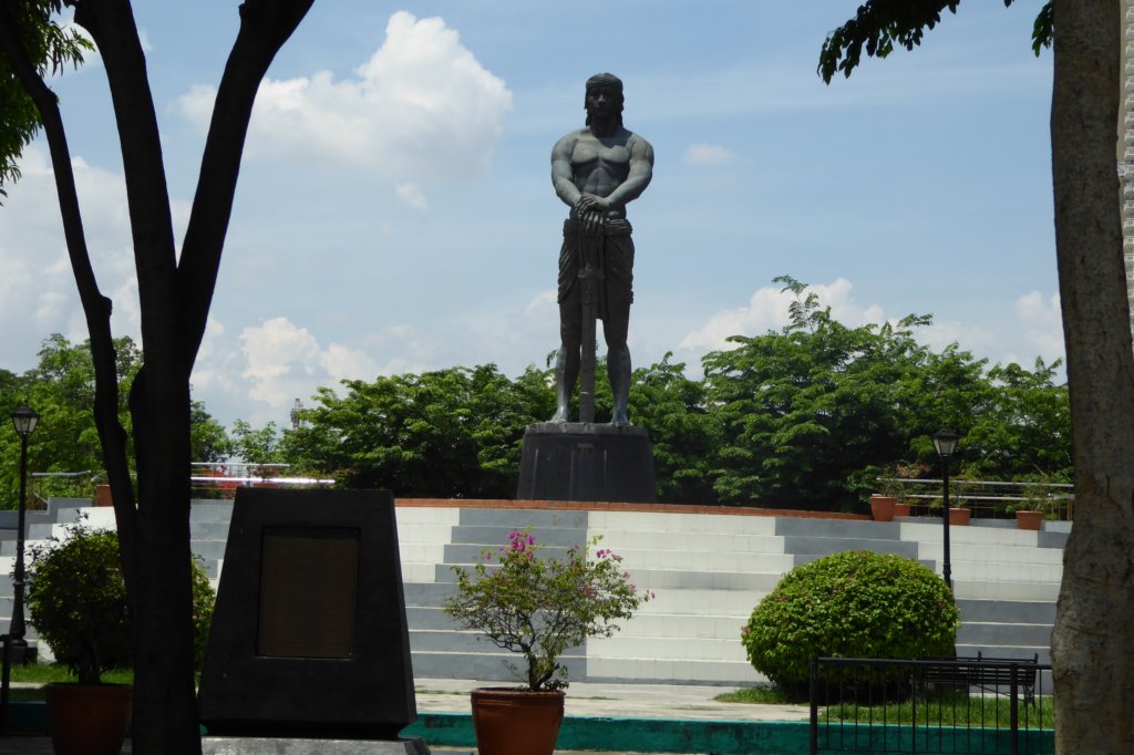 lapulapumonument.jpg